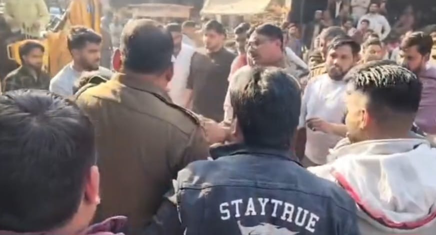 बरेली के शेरगढ़ में अतिक्रमण हटाने के दौरान मारपीट का दृश्य।